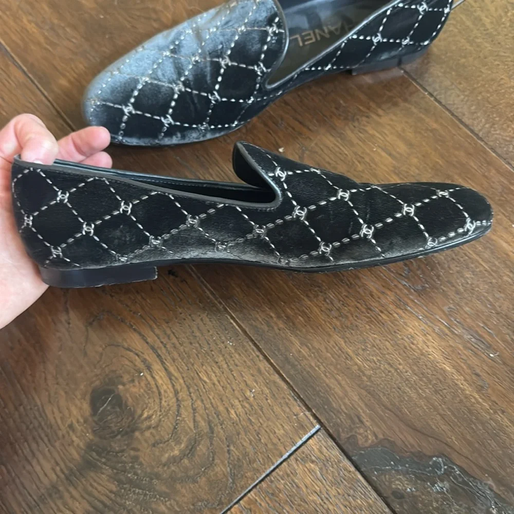 CHANEL - Women’s Grey Velvet Quilted CC Logo Loafers Slippers - Size: 37.5